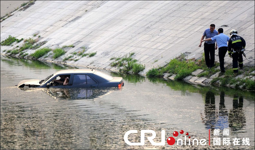 北京小轎車失控墜河 父子車內(nèi)打斗拒絕上岸(組圖)