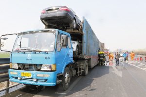 運車大貨京港澳高速起火 8輛嶄新豪車燒毀(圖)