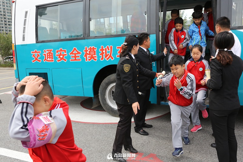 "地震體驗公交車"亮相青島為國內(nèi)首輛