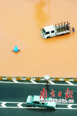 東莞莞太路虎門至東莞方向積水嚴重,部分車輛受困。　　蘇仕日攝