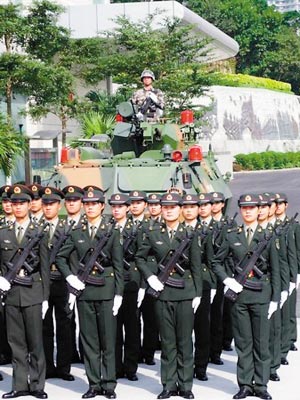 駐澳門部隊12名女兵接受檢閱