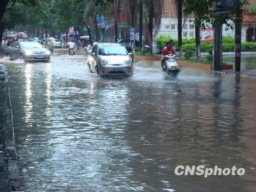 5月14日，暴雨后的廣西北流市新松路發(fā)生內(nèi)澇。受冷暖空氣共同影響，5月13日——5月14日廣西北部地區(qū)出現(xiàn)強降雨天氣，部分地區(qū)出現(xiàn)200毫米以上特大暴雨，廣西局部地區(qū)出現(xiàn)洪澇等次生災(zāi)害。 中新社發(fā) 張希友 攝