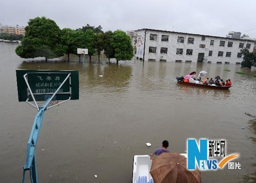 組圖：廣西來賓一中學(xué)600多名學(xué)生被大水圍困