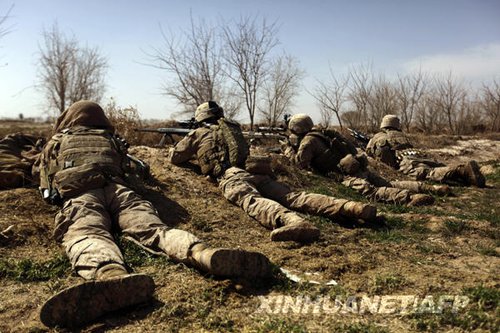 在阿富汗南部赫爾曼德省馬爾賈地區(qū)，美軍狙擊手在一次軍事行動中臥倒隱蔽。新華社/法新