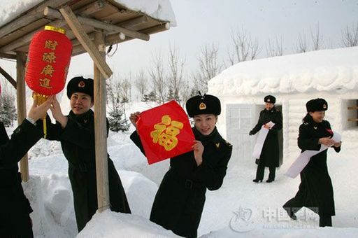 沈陽軍區(qū)禁止借節(jié)日之機送禮收禮，不準領(lǐng)導干部以個人或單位名義隨禮送禮。提倡節(jié)日團拜、電話和短信問候。