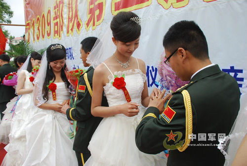 沈陽軍區(qū)提倡為官兵舉辦集體婚禮。