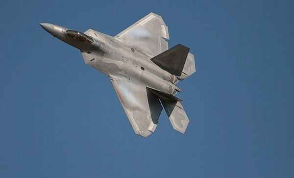 F-22進(jìn)行飛行表演。