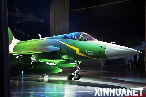 11月23日，在巴基斯坦旁遮普省的卡姆拉，梟龍（JF-17）飛機(jī)亮相下線儀式。當(dāng)日，首架在巴基斯坦境內(nèi)制造的梟龍（JF-17）飛機(jī)在距巴首都伊斯蘭堡西北約60公里的巴基斯坦飛機(jī)制造廠成功下線。梟龍飛機(jī)是中巴聯(lián)合投資研發(fā)的先進(jìn)多用途輕型戰(zhàn)斗機(jī)，是兩國重要的合作項(xiàng)目。新華社記者李敬臣攝