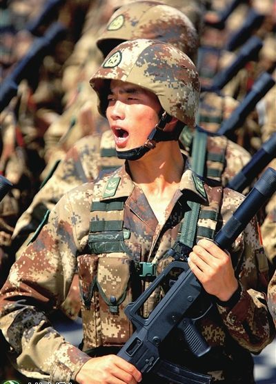 特種兵方隊在進行閱兵式訓練。新華社記者查春明攝