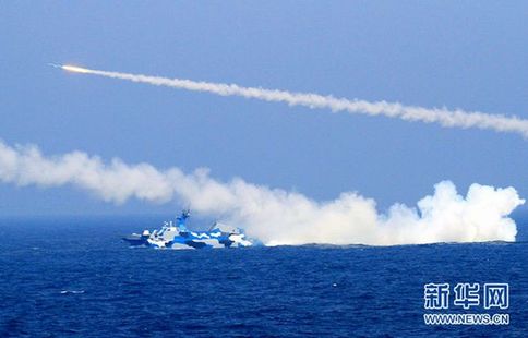 7月初，由海軍東海艦隊(duì)數(shù)十艘艦艇和十余架戰(zhàn)機(jī)組成的大型海空編隊(duì)，在東海某海域進(jìn)行海空實(shí)兵實(shí)彈演練。圖為新型導(dǎo)彈艇發(fā)射導(dǎo)彈時(shí)的壯觀情景。 新華社記者 查春明 攝