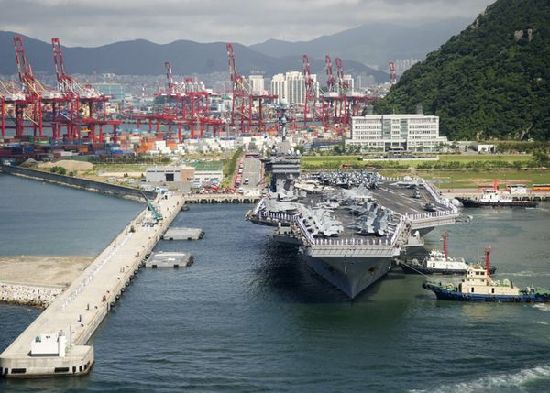 7月21日，參加韓美聯(lián)合軍事演習(xí)的美國航空母艦“喬治·華盛頓”號當(dāng)日抵達(dá)韓國釜山港。