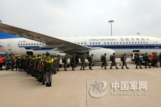 7月27日，濟南軍區(qū)某集團軍在新鄭國際機場，舉行了一次帶有實戰(zhàn)背景的航空輸送兵力演練。