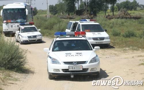 陜西榆林法院百人觀光團(tuán)出游 警燈閃爍警車開道