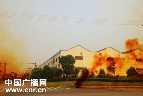 浙江金華8噸廢酸泄漏 街道被紅色毒氣籠罩(圖)