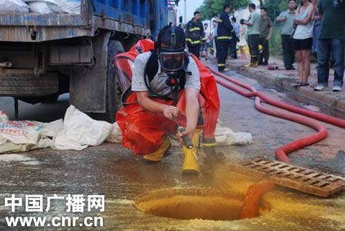 浙江金華8噸廢酸泄漏 街道被紅色毒氣籠罩(圖)