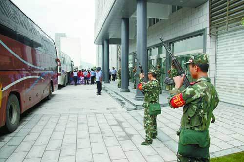 荷槍實彈押送 李偉 攝