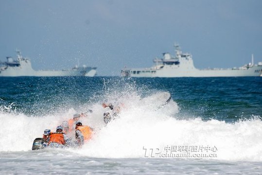 海軍陸戰(zhàn)隊某旅在惡劣海況下與登陸艦配合進行裝卸載訓練。宋春偉 攝影報道