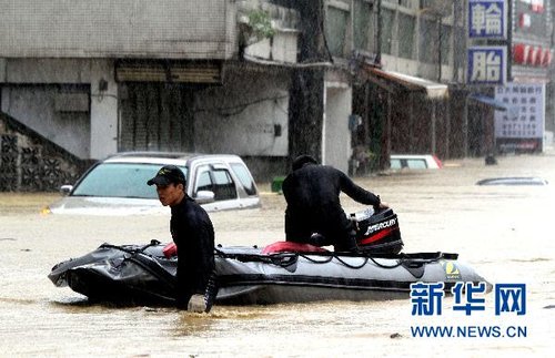 10月21日，救援人員出動(dòng)橡皮艇在臺(tái)灣宜蘭縣蘇澳地區(qū)救災(zāi)。新華社發(fā)