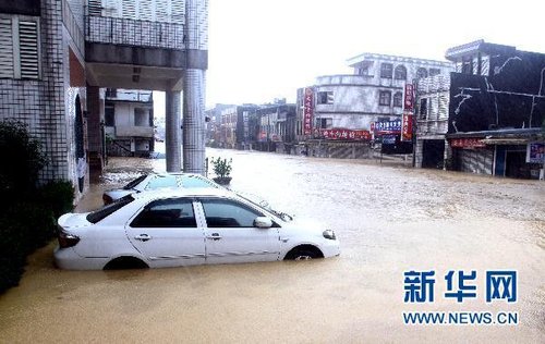 10月21日，洪水將臺(tái)灣宜蘭縣蘇澳地區(qū)街道淹沒。新華社發(fā)