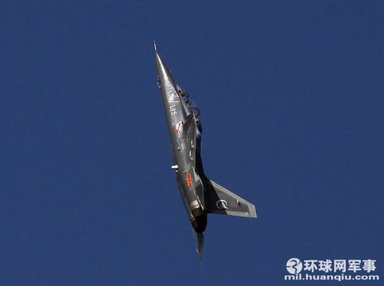 中航工業(yè)L-15“獵鷹”06號(hào)機(jī)飛上珠海藍(lán)天，進(jìn)行了首次航展前的演練。攝影：郝珺石