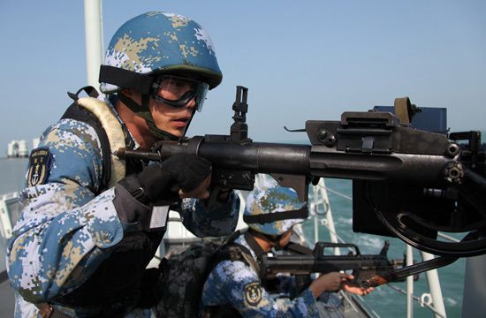 2月24日，中國海軍第八批護航編隊在南沙海域進行首次反海盜綜合演練。演練實施了輕武器射擊，直升機偵查取證、警示驅離，反海盜武力營救等多個課目。新華社記者邱俊松攝