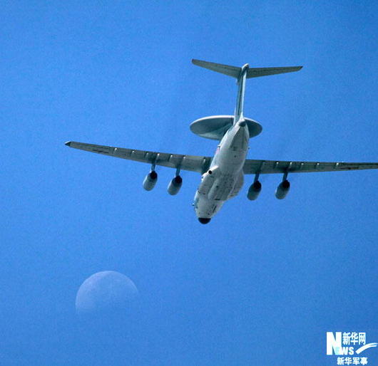 空警-2000預(yù)警機(jī)編隊正在訓(xùn)練。譚超 攝