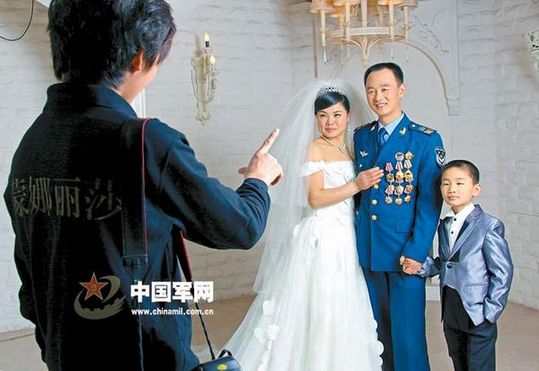 三級(jí)軍士長(zhǎng)竇樹軍一心撲在戰(zhàn)鷹維修上，結(jié)婚11年未能兌現(xiàn)妻子拍張婚紗照的愿望，空軍機(jī)關(guān)借“空軍十大杰出青年”頒獎(jiǎng)之機(jī)，特意將功臣一家接到北京為他們圓夢(mèng)