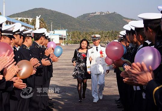 官兵夾道歡迎新人。