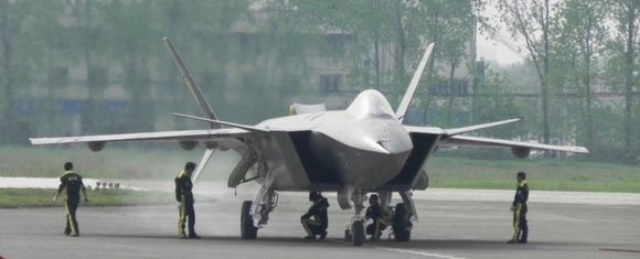 J-20戰(zhàn)機(jī)準(zhǔn)備試飛