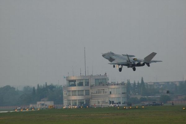 J-20完成試飛降落