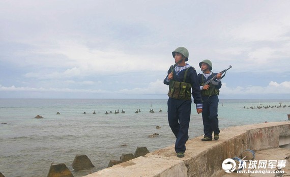 越南海軍海軍士兵在中國(guó)南海畢生礁上巡邏