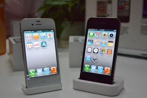 iphone4s開售，青島iphone4s真機實拍，銷售員介紹iphone4s套餐及辦理方法