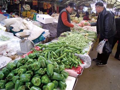 青島今年辦年貨多掏3成錢 菜肉海鮮水果市場白熱化