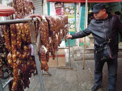 青島今年辦年貨多掏3成錢 菜肉海鮮水果市場白熱化