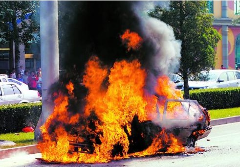 雖然消防人員很快將火撲滅,但捷達(dá)車仍被燒得只剩下空殼。