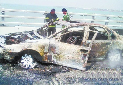 沃爾沃轎車被燒成了空架子