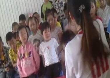 “幼兒園女教師毆打小孩”視頻截圖