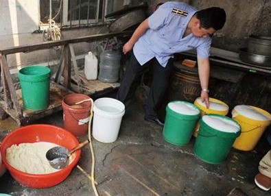 骯臟黑鹵水點出白豆腐 日產(chǎn)數(shù)百斤銷往飯館