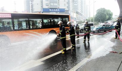 運(yùn)化學(xué)品卡車沿路灑百米綠河 冒白煙氣味刺鼻