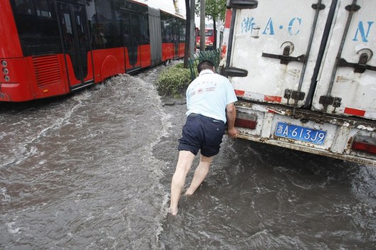 杭州暴雨 市民上街捕魚