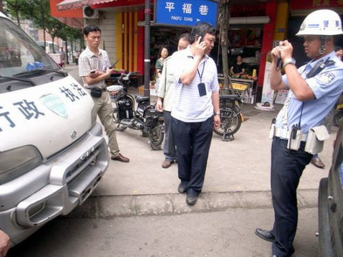 交警對無牌執(zhí)法車拍照后進(jìn)行處罰