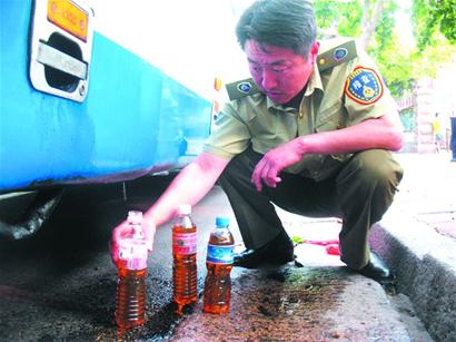 黑大巴一路漏油拉客全國跑