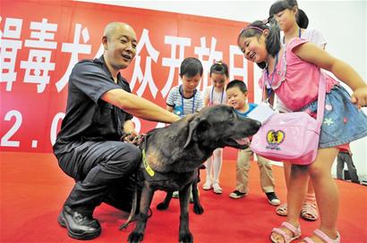 緝毒犬姐弟秀絕活驚艷眾人 不愛食物獎勵愛拔河