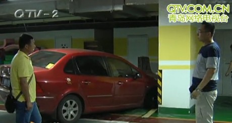 新業(yè)廣場停車場藏大坑卡住車頭 怪車主觀察不周