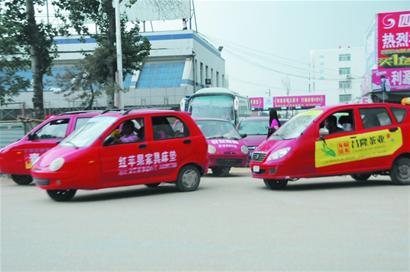 數(shù)百輛黑三輪圍堵汽車站 強(qiáng)拉客女子險(xiǎn)被撕破衣