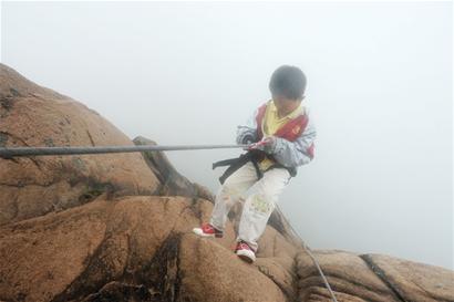 青島7歲男孩嶗山上玩跳懸崖 爸爸稱很自豪