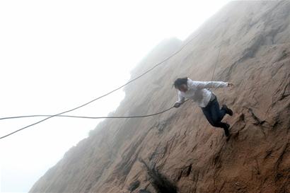 青島7歲男孩嶗山上玩跳懸崖 爸爸稱很自豪