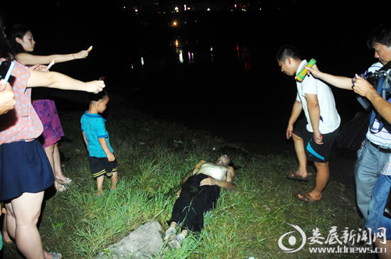 7月3日，婁底市孫水河公園河段，一名27歲的小伙子勇救一家三口卻溺水身亡。(吳永華/攝影)