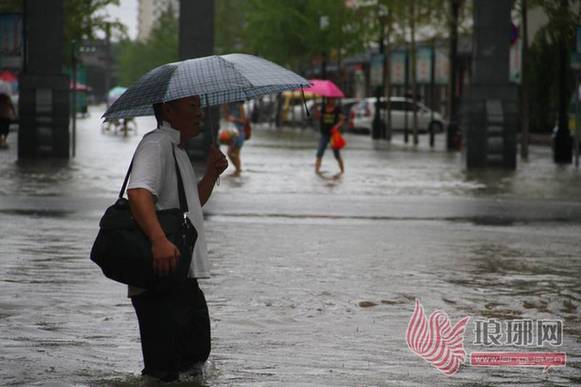 臨沂暴雨街道成河 公交積水市民駕充氣船出門(mén)