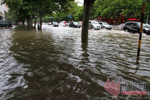 臨沂暴雨街道成河 公交積水市民駕充氣船出門(mén)